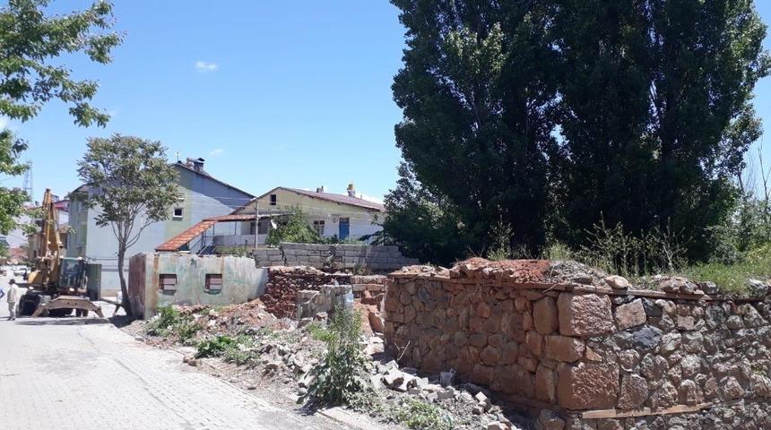 Bingöl’de uyuşturucu kullanılan metruk bina yıkıldı