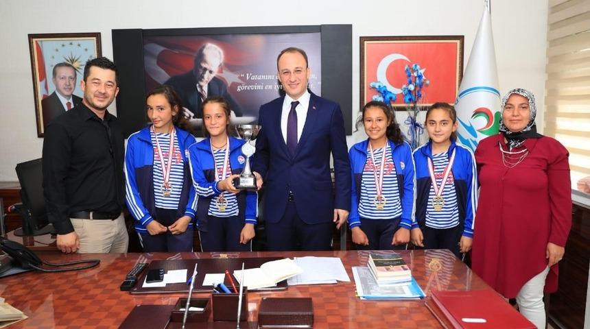 Bocce’nin şampiyonları Avni Örki’yi ziyaret etti