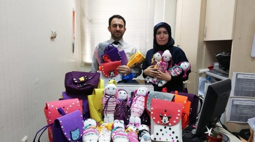 Gönüllü kadınlardan hasta çocuklara örgü bebek ve çanta hediyeleri