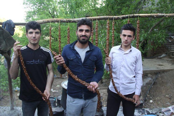 Yılda 500 ton cevizli sucuk üretiyorlar G1