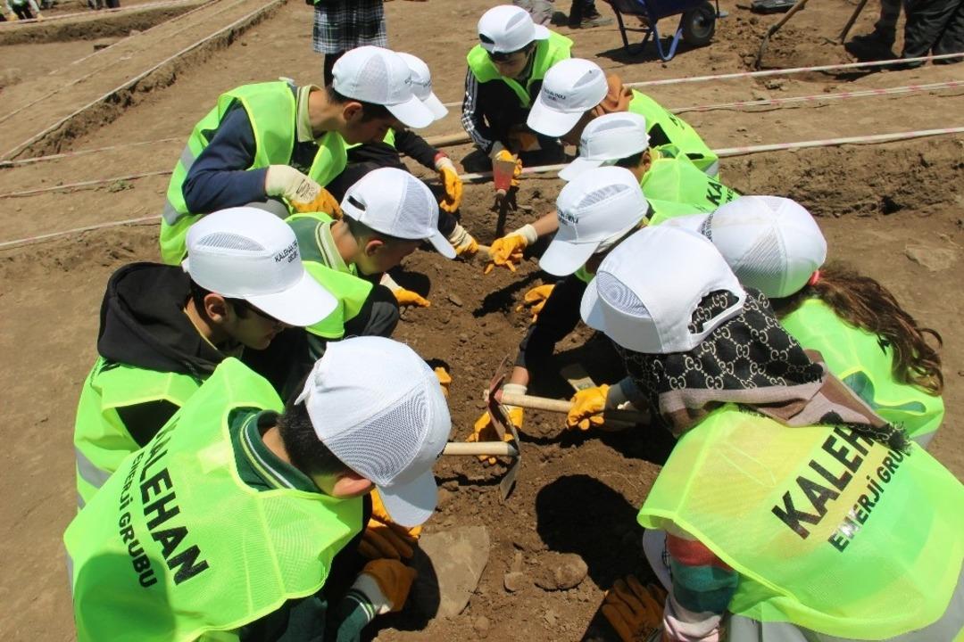 &Ouml;ğrenciler, arkeolojik kazıya katıldı