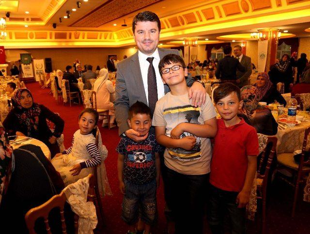 Aksaray Belediyesinden yetim çocuklar ve ailelerine iftar