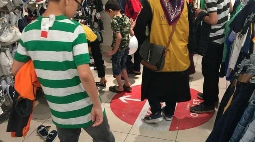 İYİLİKDER yetim &ccedil;ocukları giydirdi