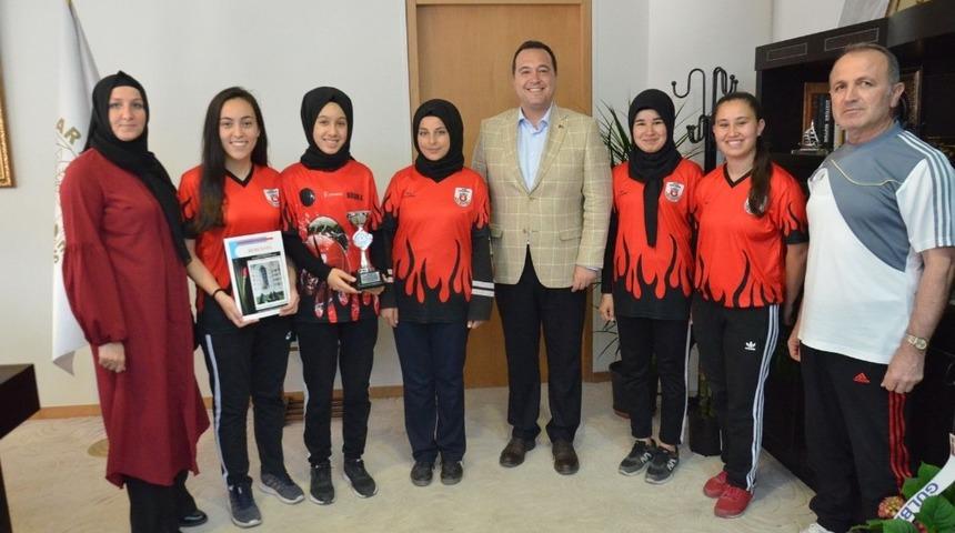 Türkiye üçüncüleri, kupalarını Başkan Dutlulu ile paylaştı