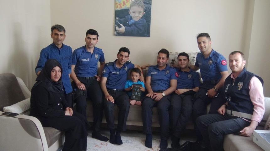Polisler, tableti &ccedil;alınan Muhammet'i yeni tablet alarak sevindirdi