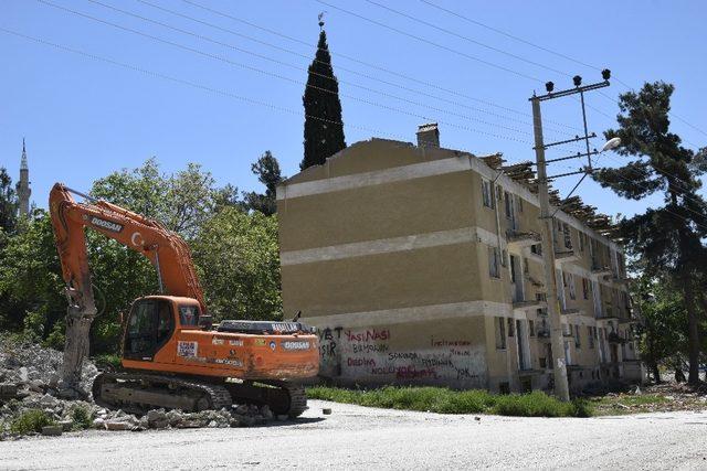 Burdur’da 48 yıllık deprem evleri yıkılmaya başlandı