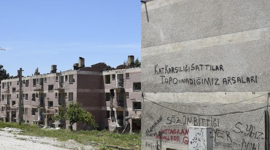 Burdur&rsquo;da 48 yıllık deprem evleri yıkılmaya başlandı