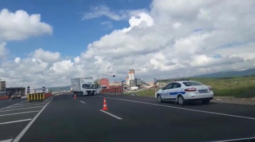 Kars&rsquo;ta lastiği patlayan kamyon  sinyalizasyon direğine &ccedil;arptı