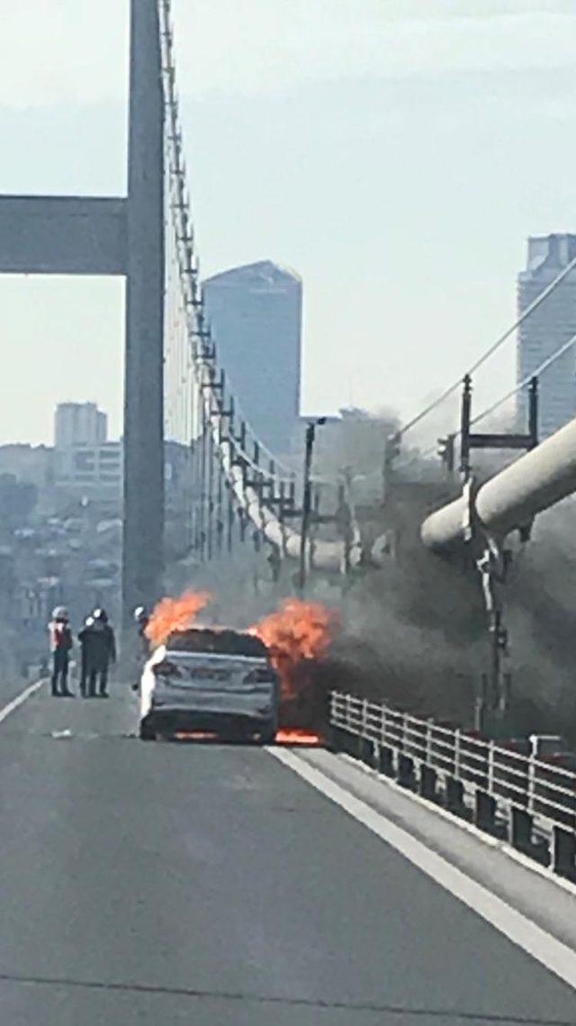 15 Temmuz Şehitler Köprüsünde otomobil yangını (1)