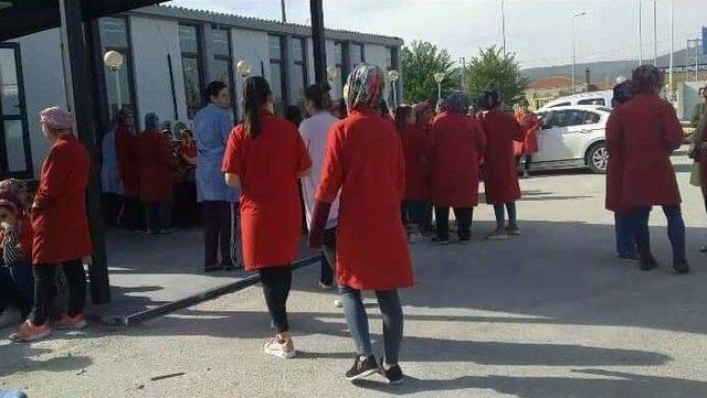 Maaşlarını alamayan fabrika işçileri grev yapıyor
