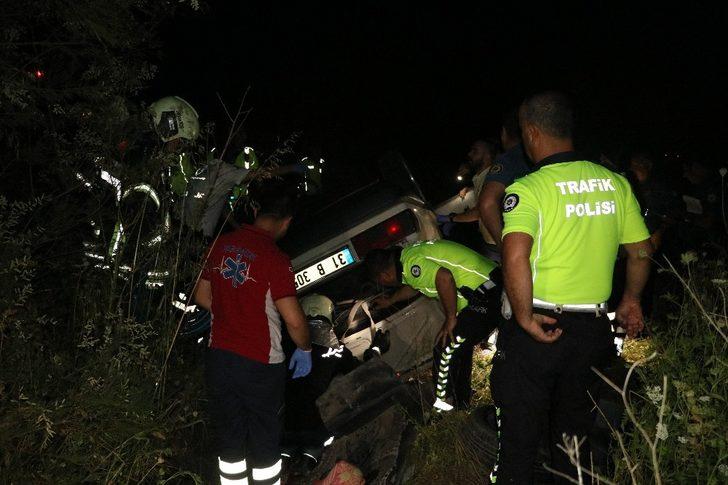 Adana'da can pazarı! Taklalar atıp şarampole uçtular G3