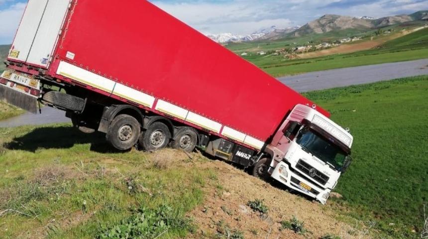 Y&uuml;ksekova-Van karayolunda iki kaza