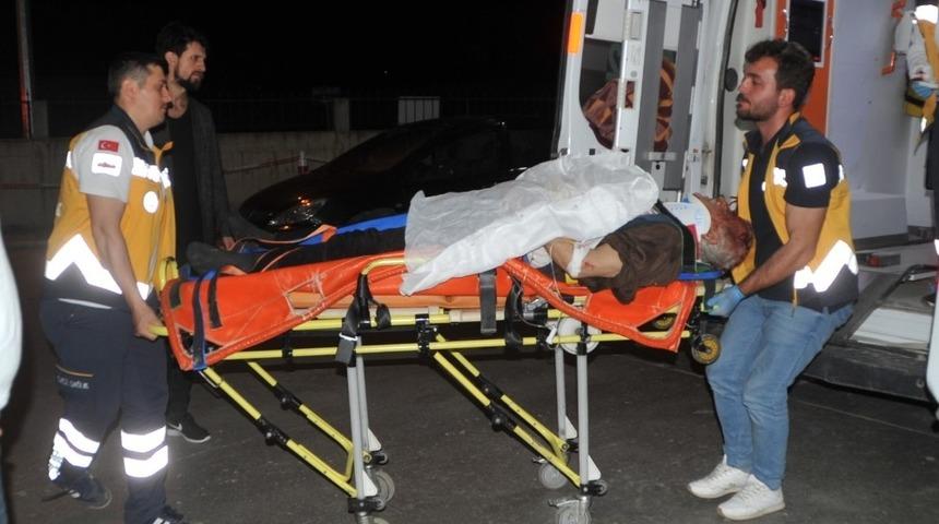 Bafra&rsquo;da kamyonet devrildi: 2 yaralı