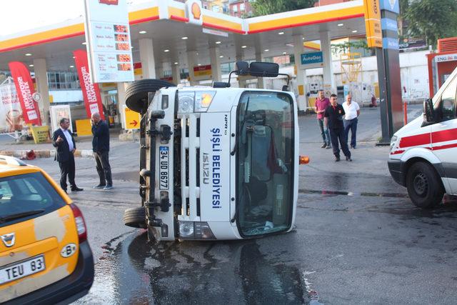 Beyoğlu'nda temizlik kamyonu devrildi: 2 yaralı