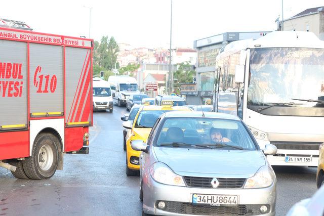 Beyoğlu'nda temizlik kamyonu devrildi: 2 yaralı