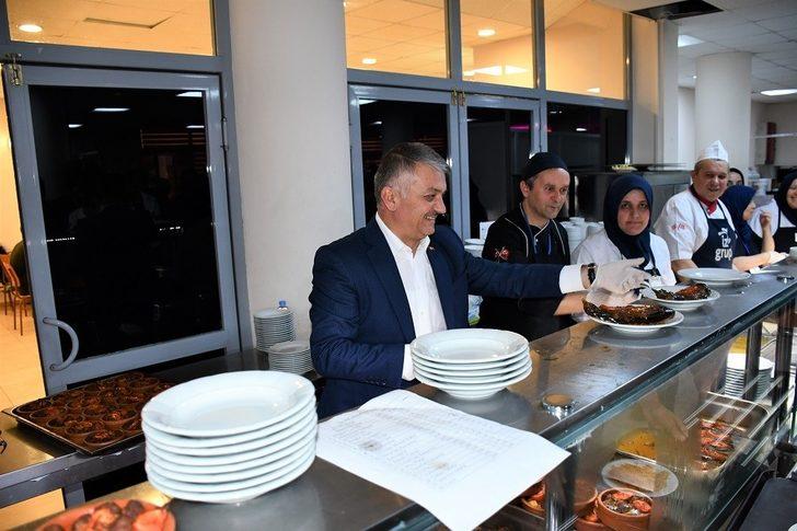 Vali üniversiteli gençlerle iftar yaptı G1