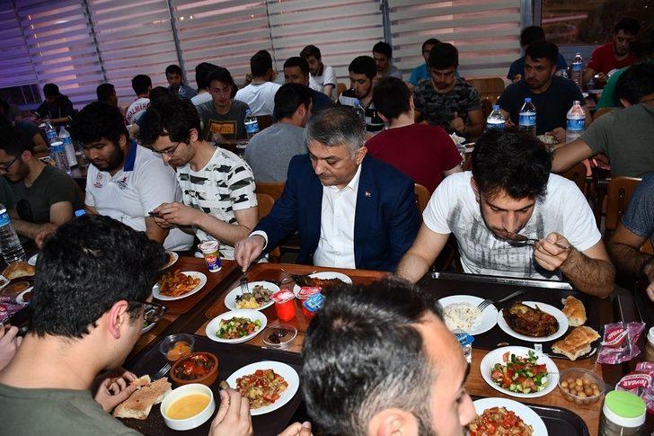 Vali üniversiteli gençlerle iftar yaptı G3