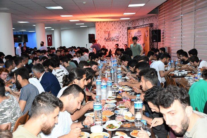Vali üniversiteli gençlerle iftar yaptı G4