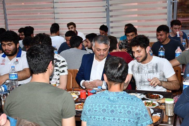 Vali üniversiteli gençlerle iftar yaptı G5