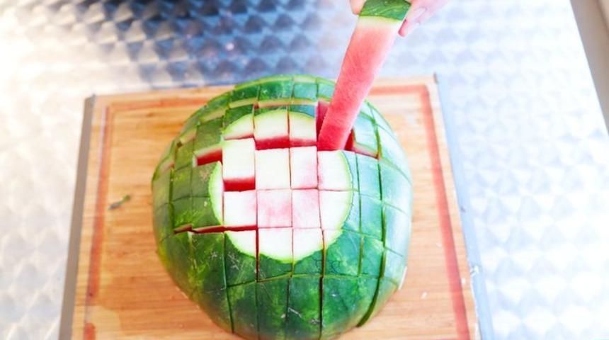 Basit ve etkili: Karpuz kesmenin en kolay yolu