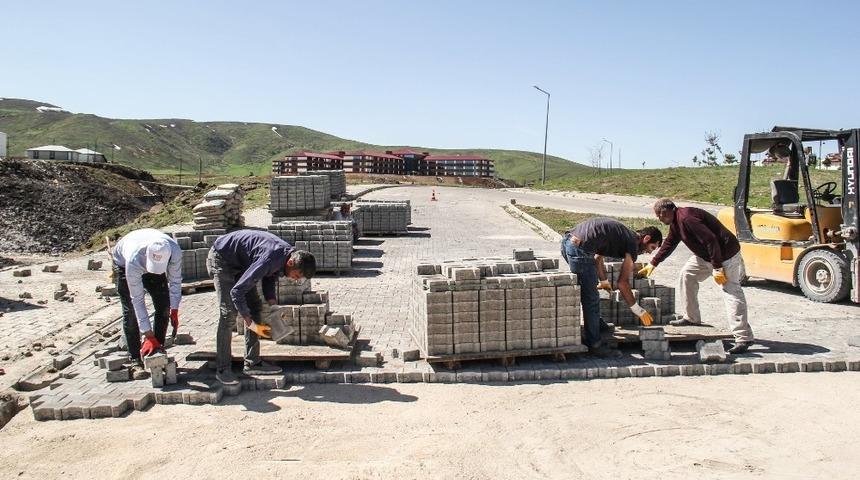 Bitlis Belediyesinin parke yenilme &ccedil;alışması