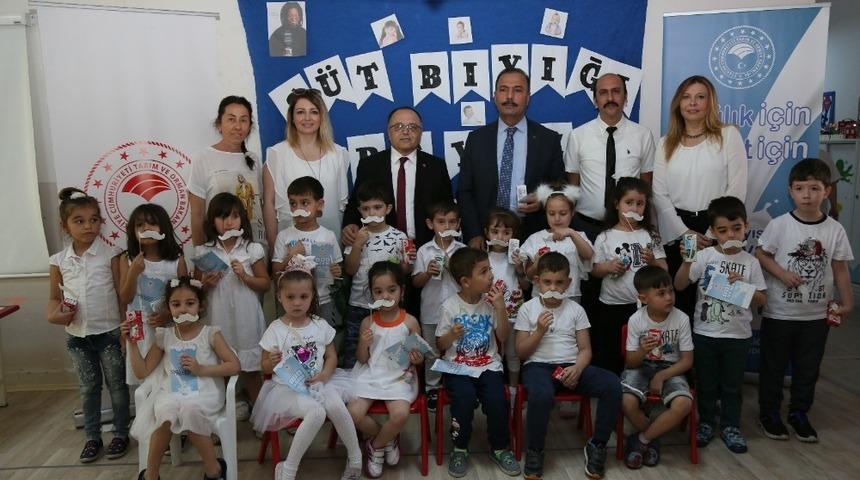 D&uuml;nya S&uuml;t G&uuml;n&uuml;&rsquo;nde &ccedil;ocuklara s&uuml;t dağıtıldı