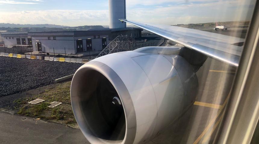 İstanbul'da korku dolu anlar! Yolcu u&ccedil;ağının kanadı direğe &ccedil;arptı