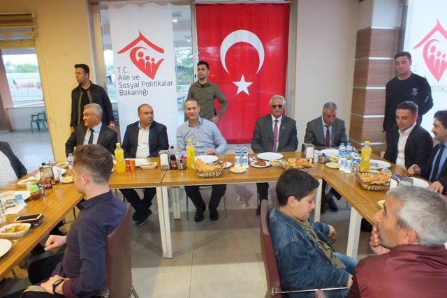 Malazgirt’te şehit aileleri ve gaziler onuruna iftar yemeği