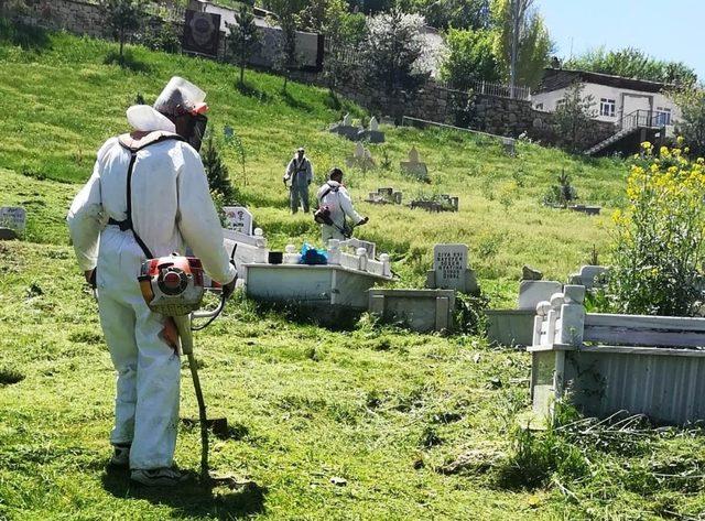 Bayburt Belediyesi mezarlıkları bakıma aldı