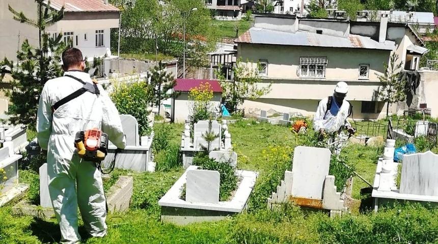 Bayburt Belediyesi mezarlıkları bakıma aldı