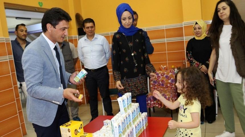 Yalova&rsquo;da minik &ouml;ğrencilere s&uuml;t ve bal dağıtıldı