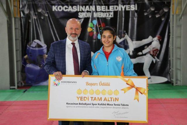 Başkan Çolakbayrakdar, sporcuları ödüllendirdi