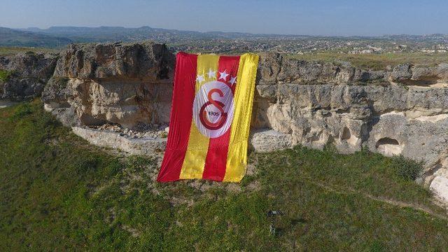 Dünyanın en lüks oteli Galatasaray’ın şampiyonluğunu dev bayrakla kutladı