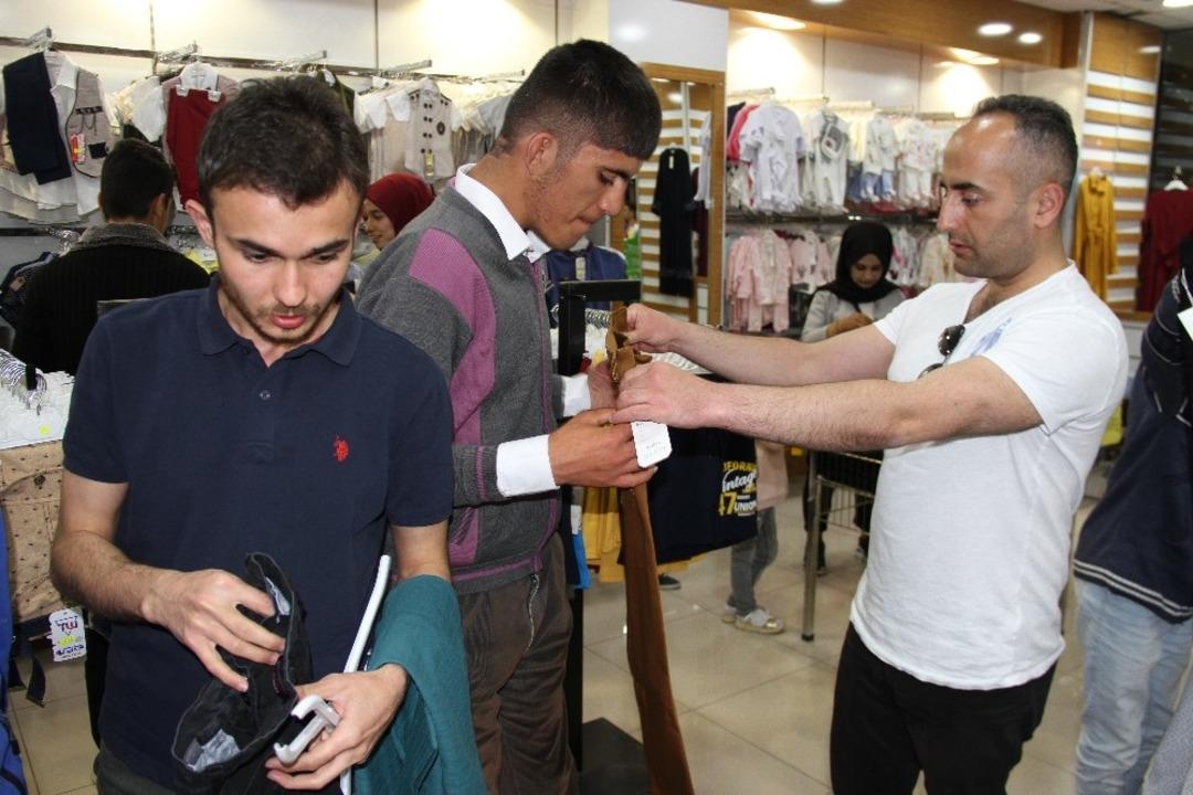 G&ouml;n&uuml;ll&uuml; gen&ccedil;lerden ihtiya&ccedil;lı &ccedil;ocuklara bayramlık hediyesi