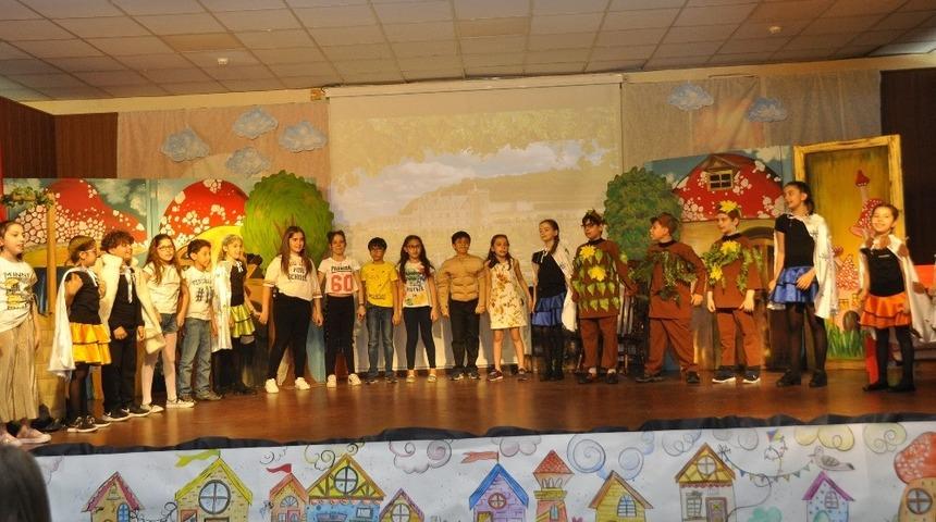 Minik GKV&rsquo;liler "Taş &Ccedil;orbası ve Bencil Bev"i İngilizce sahneledi