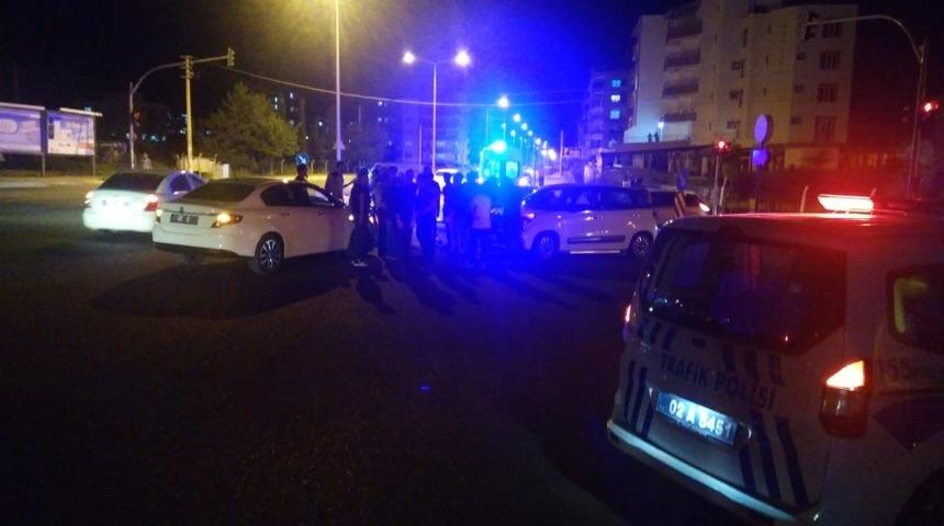 İki otomobil &ccedil;arpıştı: 3 Yaralı