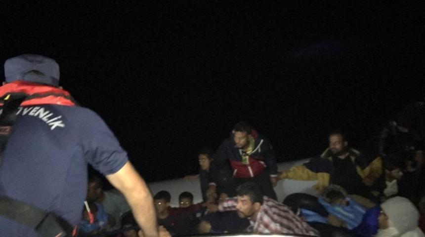 10 kişilik lastik botla &ouml;l&uuml;m yolculuğuna &ccedil;ıkan 40 ka&ccedil;ak yakalandı