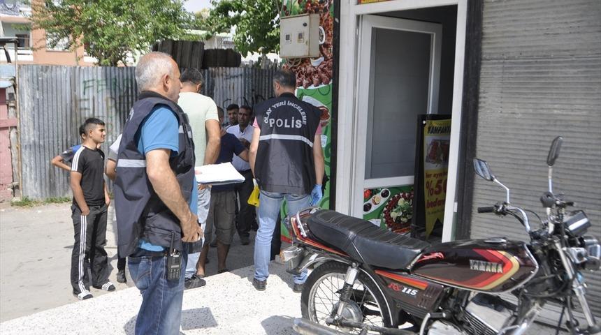 Erkek arkadaşına kızdı, &ccedil;iğ k&ouml;fteciyi yakmaya &ccedil;alıştı!