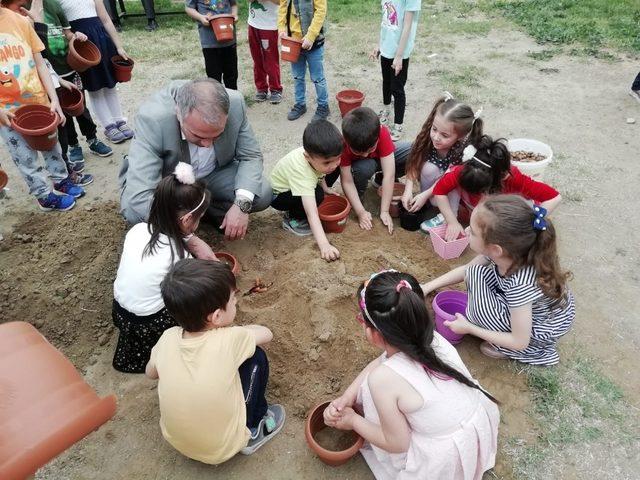 Kulalı minik öğrencilerden çimlendirme çalışması