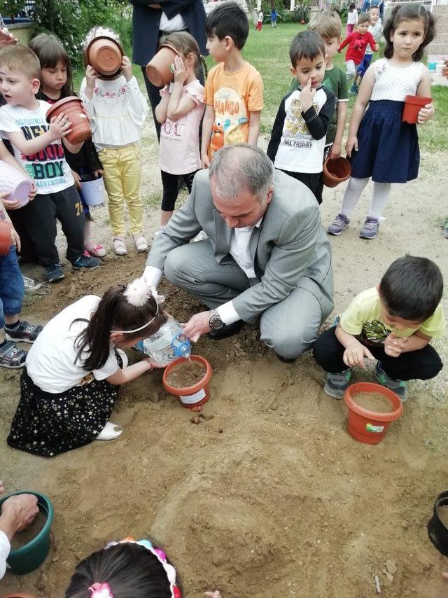 Kulalı minik öğrencilerden çimlendirme çalışması