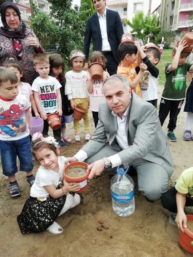 Kulalı minik öğrencilerden çimlendirme çalışması