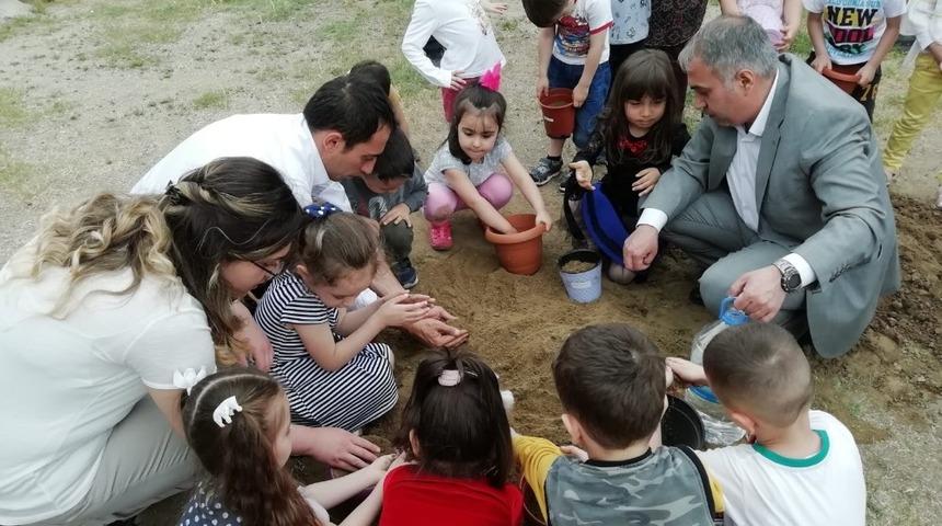 Kulalı minik &ouml;ğrencilerden &ccedil;imlendirme &ccedil;alışması