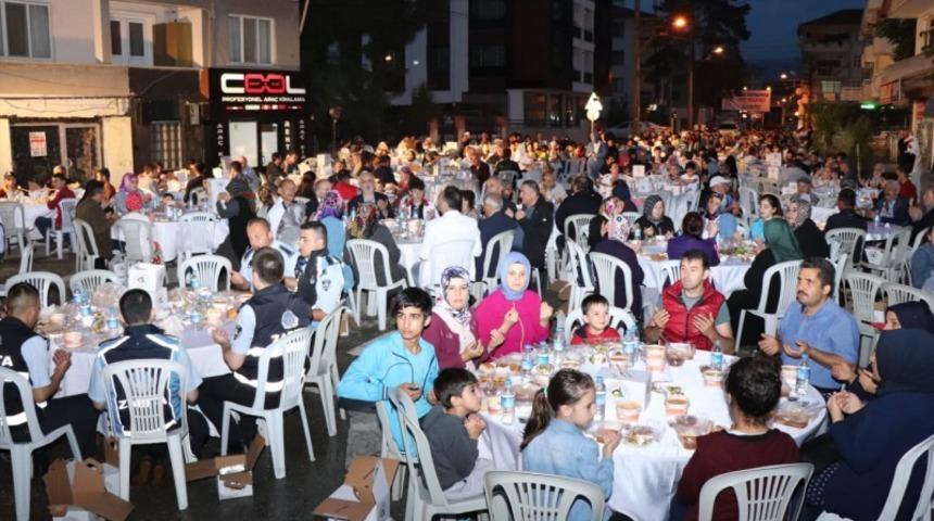 Ramazan ayının bereketi mahalle iftarlarında yaşanıyor
