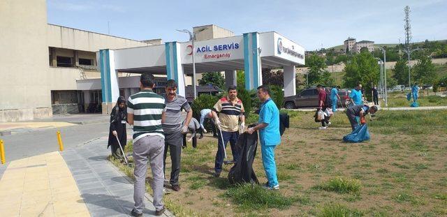 Elazığ’da hastane personeli çöp topladı