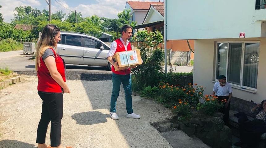 Gen&ccedil;ler ramazan kolisi dağıttı