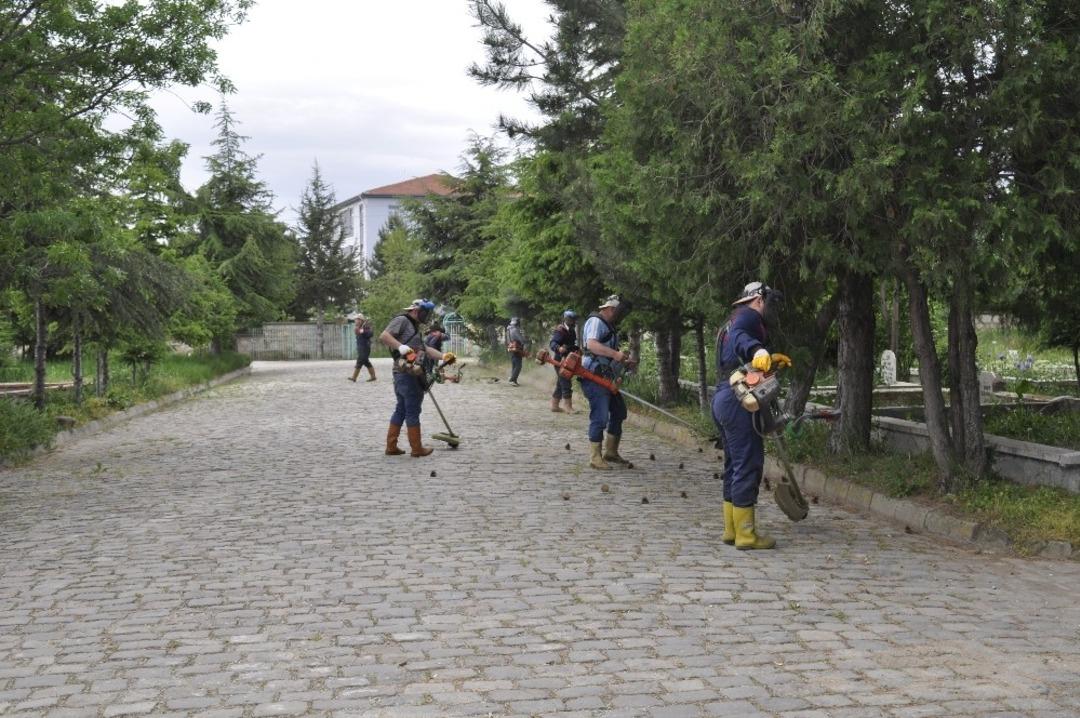 Şuhut&rsquo;ta Ramazan Bayramı &ouml;ncesi mezarlık temizliği