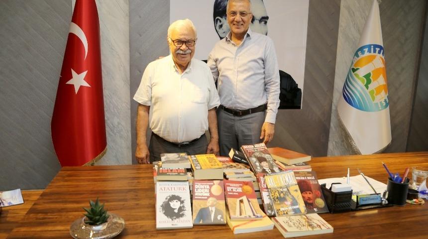 Tarhan: "Kitapla toplumsal ayrışmanın ve sıkıntıların &ouml;n&uuml;ne ge&ccedil;ebiliriz"