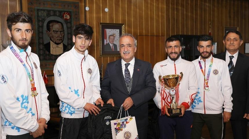 Şampiyon Kros Takımı, Rekt&ouml;r &Ccedil;omaklı&rsquo;yı ziyaret etti