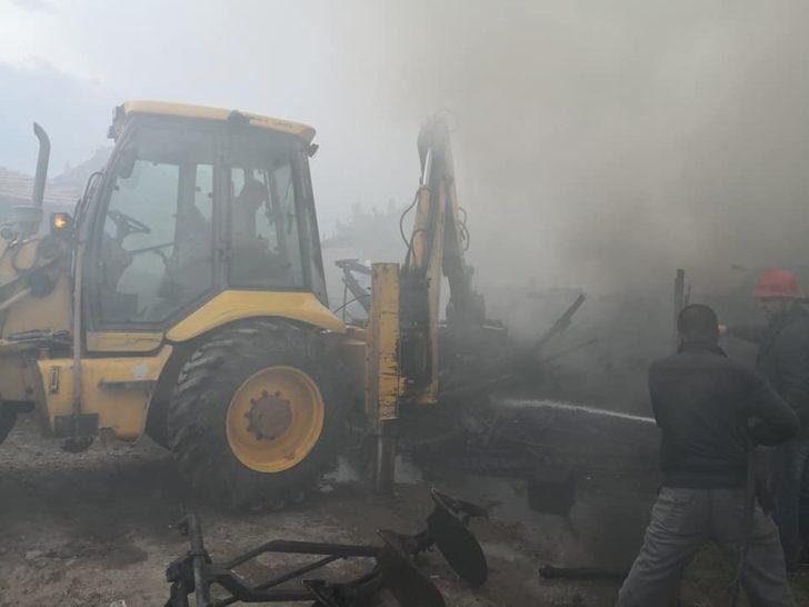 Bolu’da çıkan yangın traktör ve odunluğu küle döndürdü G4