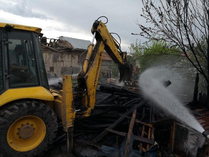 Bolu’da çıkan yangın traktör ve odunluğu küle döndürdü G5